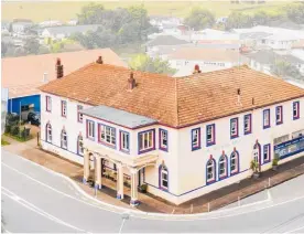  ??  ?? The imposing freehold hotel property at 1-3 Railway St; the majestic dining room is a feature on the ground floor.