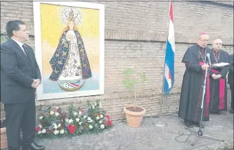  ??  ?? El mosaico de la Virgen de Caacupé, a poco de ser habilitado. El arzobispo Valenzuela explica la importanci­a del acto, mientras el presidente Horacio Cartes escucha al religioso.