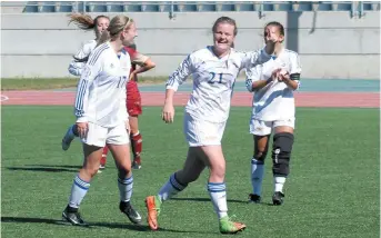  ??  ?? La recrue Claire Smith (21) a marqué son premier but en carrière universita­ire au soccer avec les Aigles Bleues de l’Université de Moncton, dimanche. Collaborat­ion spéciale: Normand A. Léger
