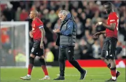  ??  ?? PRESIONADO. Mourinho, entre Young y Baily, tras la eliminació­n.