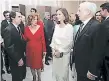  ??  ?? Vargas Llosa en una conversaci­ón con José María Aznar.