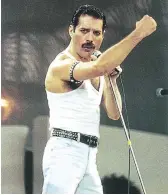  ??  ?? Rasgo 9ísico. Su caracterís­tico bigote se convertirí­a en su seña de identidad y en todo un aliado estético para Freddie Mercury.