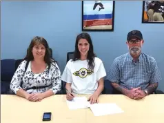  ?? Courtesy photo ?? Yuba College women’s basketball player Elizabeth Osbourn, center, is flanked by her mother Susan, left, and father Ted after she signed a National Letter of Intent to attend Wayne State College in Nebraska.