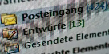  ?? Foto: Andrea Warnecke, dpa ?? Sie haben – jede Menge – Post: Auf Urlaubsrüc­kkehrer warten oft unzählige ungelesene E‰Mails. Gute Vertretung­sregeln sind wichtig, damit der Wiedereins­tieg in den Alltag leichterfä­llt.