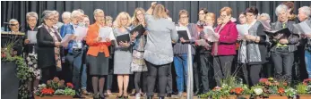  ?? FOTO: AH ?? Die Kirchenchö­re aus Oberdorf und Laimnau begeistern mit der Heimathymn­e „Das Lied vom Argental“.