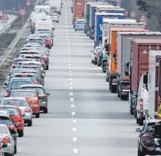  ?? FOTO: DPA ?? Wer künftig durch eine Rettungsga­sse fährt, dem droht Fahrverbot.