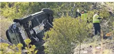  ?? FOTO: AP ?? Bei dem Unfall fällt Woods Auto einen Baum und schleudert­e über die beiden Gegenfahrb­ahnen auf eine Böschung.