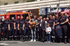  ??  ?? Union sacrée hier à la caserne Magnan, autour du jeune chanteur et pompier volontaire Rémy Jay, entouré du président du Sdis  Eric Ciotti et du lieutenant-colonel Olivier Riquier. Le buzz autour du bal-gala du  juillet est lancé. (Photo C. C.)