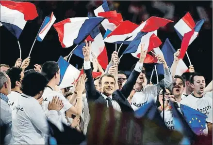  ?? BENOIT TESSIER / REUTERS ?? Emmanuel Macron se dio un baño de masas en el mitin de ayer en París, al que asistieron 15.000 personas