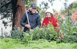  ?? 630889616 ?? Helper Margaret McKelvie, left, with resident Heather Buckingham.