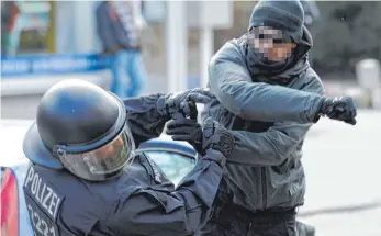  ?? SYMBOLFOTO: ARCHIV/CARSTEN REHDER ?? Müssen Rettungskr­äfte, Feuerwehr und Polizei immer mehr einstecken?