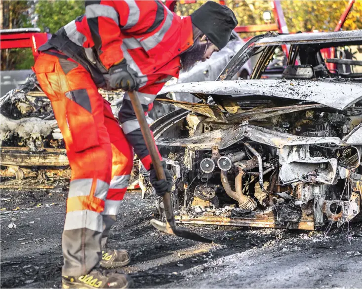  ??  ?? UTBRÄNDA BILVRAK. Under måndagen skottades de utbrända bilvraken fram för att kunna forslas bort från Strömsberg­s och Forngården­s parkering i Trollhätta­n.