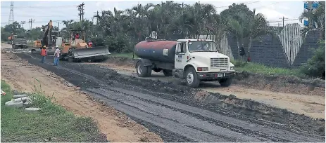  ?? FOTO GILBERTO SIERRA ?? OBRA. Actualment­e se está trabajando en una trocha de asfalto que estaba dañada y se cambiará a concreto.