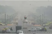  ?? — G.N. JHA ?? Smog engulfs the India Gate area in New Delhi on Friday.