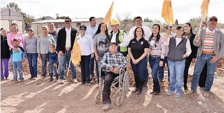  ??  ?? el presidente municipal, Héctor Mario Galaz, acompañado de colonos y de sus funcionari­os