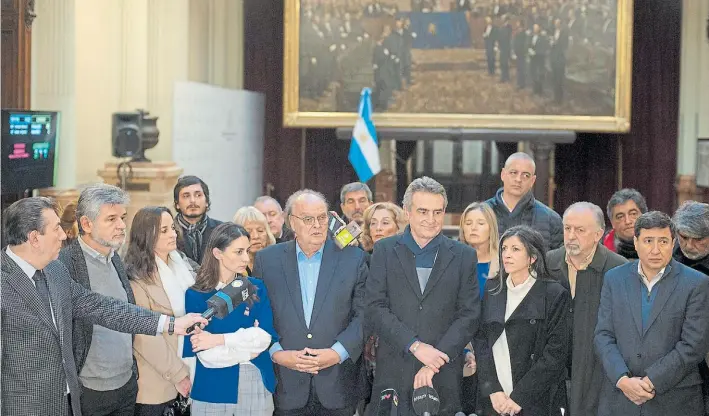  ?? ROLANDO ANDRADE ?? Peronistas unidos. Los diputados Filmus, Passo, Pitiot, De Mendiguren, Rossi, Vallejos, Yasky y Arroyo, el 3 de julio último en conferenci­a de prensa en Pasos Perdidos.