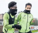  ??  ?? > Nathan Dyer and Wayne Routledge wrapped up for training at Fairwood