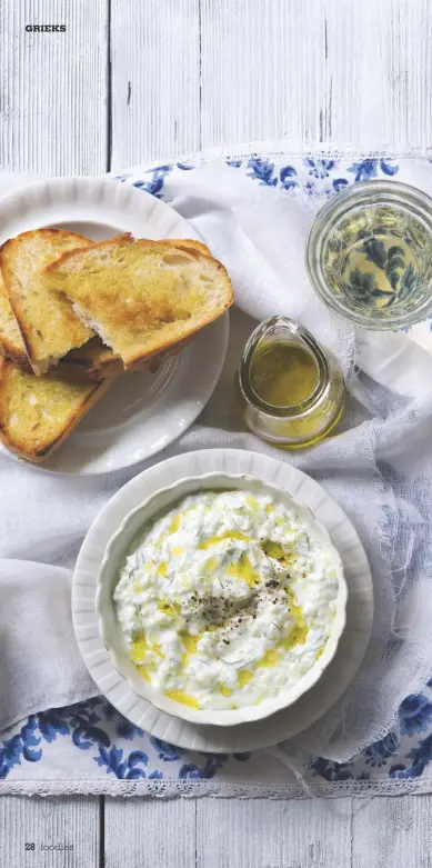  ??  ?? Tzatziki is lekker met geroosterd brood, maar past ook perfect bij een broodje pita met gyros.