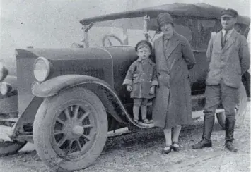  ?? Foto: Rosalinde Volk ?? Fein gemacht für die große Fahrt: In den Zwanziger Jahren machte man sich für die Reise im Auto noch besonders hübsch. Damals wie heute war man sehr stolz auf seinen schicken Wagen.