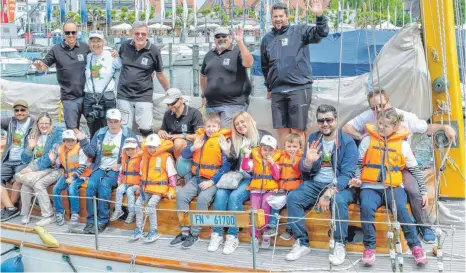  ?? FOTOS: ANDY HEINRICH ?? Kinder mit Gen-Defekten freuen sich auf eine Seefahrt mit dem Zweimastsc­hiff „Tioga“.