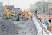  ?? GURMINDER SINGH/HT ?? Constructi­on work in progress on the Chandigarh-kharar flyover amid restrictio­ns on movement of vehicles.