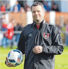  ?? ARCHIVFOTO­S: ALEXANDER HOTH ?? Rolf Weiland, Trainer des VfL Brochenzel­l, glaubt an den Klassenerh­alt in der Fußball-Bezirkslig­a.