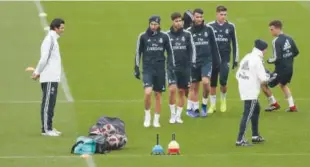  ?? Reuters ?? Real Madrid interim coach Santiago Solari watches the players during a training session on Tuesday.