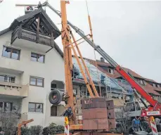  ?? FOTO: STEPPAT ?? Freitagmit­tag im Ebnet: Handwerker machen die vom Brand betroffene­n Gebäude wetterfest.