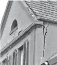  ?? ARCHIVFOTO: KERKHOFF ?? Die Folgen des Erdbebens: An einem Haus in Oberbruch drohte der Giebel auf die Straße zu kippen, er musste abgerissen werden.