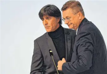  ?? FOTO: IMAGO ?? Endlich wieder eng beieinande­r: Reinhard Grindel und Joachim Löw (li., hier 2017) gehen auf Kuschelkur­s.