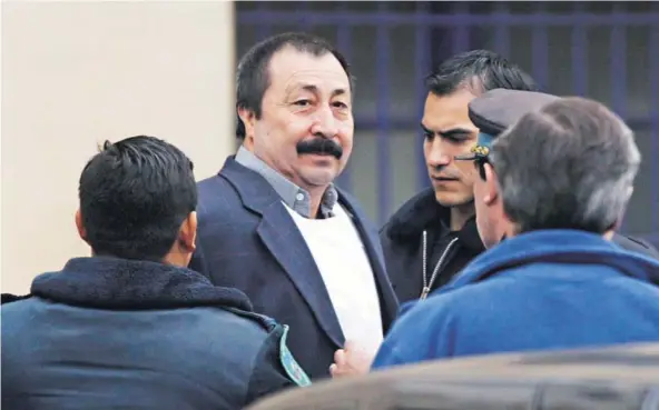  ??  ?? ► En junio de 2005, Galvarino Apablaza es trasladado por la policía argentina.