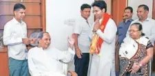  ?? ?? Arabinda Mohapatra with CM Naveen Patnaik and party leader V K Pandian after his induction into the BJD, Thursday