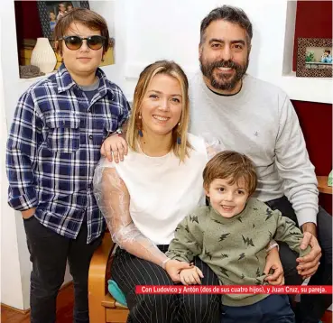  ?? ?? Con Ludovico y Antón (dos de sus cuatro hijos), y Juan Cruz, su pareja.
Hermana de Nazareno y Minerva, es actriz, hace radio y prepara un documental por los 30 años de “Cha Cha Cha”, programa de su padre en el que actuó de niña.