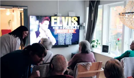  ?? BILDER: TORBJÖRN ARVIDSSON ?? Filmen Elvis visades för de boende på Tallåsen i Stenungsun­d.