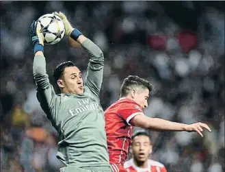  ?? GABRIEL BOUYS / AFP ?? Keylor Navas atrapando un balón ante Lewandowsk­i, el pasado martes