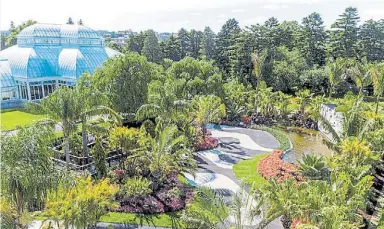  ??  ?? INSPIRADO EN BURLE MARX. En el Jardín Botánico de Nueva York, un jardín modernista diseñado por Raymond Jungles en una exposición en homenaje al pasajista brasileño. (Foto AP).