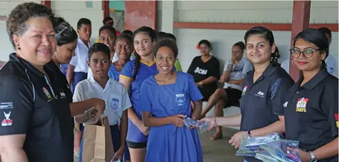  ?? Photo: Inoke Rabonu ?? Management and staff of Aon (Fiji) Pte Limited with teachers and students of John Wesley Primary School during the lunch and stationery drive at the school on July 24, 2020.
