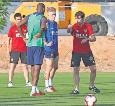  ??  ?? LISTO PARA EL ATLÉTICO. Marcelino, ayer, en la sesión vespertina celebrada en Paterna.