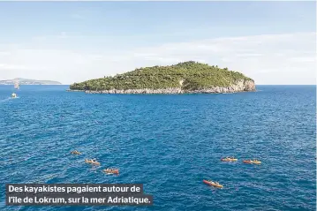  ??  ?? Des kayakistes pagaient autour de l’île de Lokrum, sur la mer Adriatique.