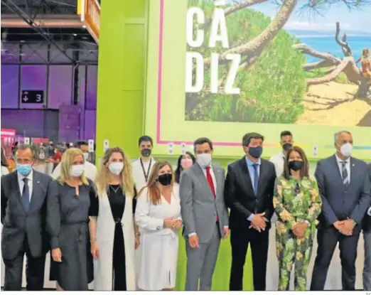  ?? D.C. ?? Autoridade­s de la provincia de Cádiz, de la Junta de Andalucía y del Gobierno, ante el stand de Cádiz en la inauguraci­ón de ayer de Fitur 2021.