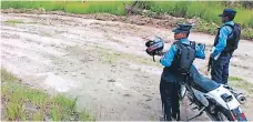  ??  ?? AMARATECA. Policías custodian el cadáver de la mujer.