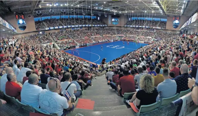  ??  ?? El Palacio de los Deportes de Murcia luce lleno con más de 7.000 espectador­es durante la disputa de la pasada final de la LNFS entre ElPozo y el Barcelona.