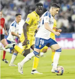  ?? ÁNGEL DE CASTRO ?? Fran Gámez controla un balón en el partido ante la UD Las Palmas.