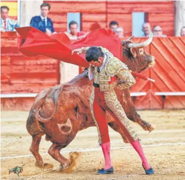  ?? // ARJONA ?? Emilio de Justo cierra por manoletina­s la faena al toro de su reaparició­n, al que desorejó