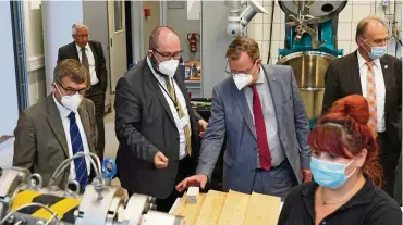  ?? FOTO: MARTIN SCHÖNE ?? In Hermsdorf wurde Donnerstag der Neubau des Fraunhofer IKTS für stationäre Energiespe­icher und Membranen eingeweiht. Thüringens Ministerpr­äsident Bodo Ramelow inspiziert eine der neuen Anlagen.