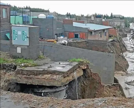  ??  ?? GRIETA. Hay roturas de más de cinco metros en calles y avenidas de Comodoro Rivadavia. La situación empeoró cuando el jueves volvió la lluvia. Cayeron 65 mm en doce horas.