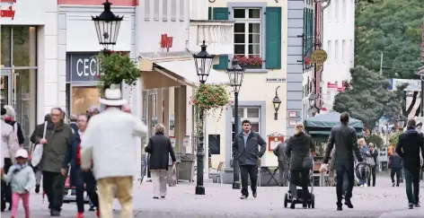  ?? RP-FOTO: ACHIM BLAZY ?? Bürgermeis­ter Klaus Pesch befürchtet, dass ein Outlet-Center in Duisburg Kaufkraft aus Ratingen abziehen könnte.