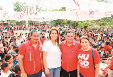  ??  ?? En el oriente. La aspirante a vicepresid­enta por el FMLN, Karina Sosa, visitó ayer los municipios de San Miguel, Moncagua y San Francisco Gotera.