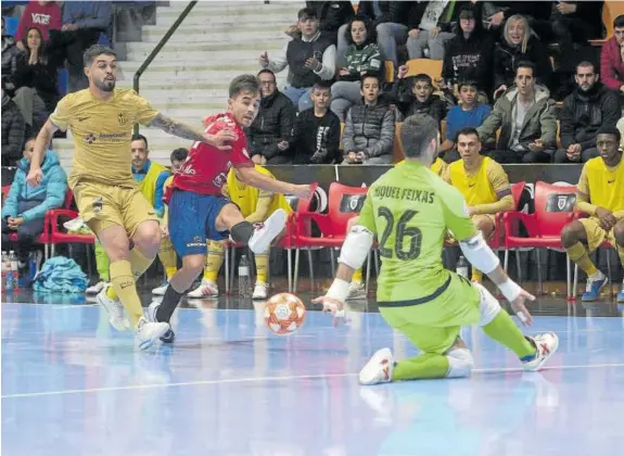  ?? ?? Tony Escribano lanza a la portería de un Miquel Feixas que ayer fue el mejor del Barça.