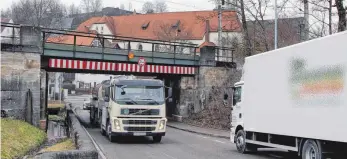  ?? FOTO: AFI ?? Begegnen sich zwei Lastwagen unter der Eisenbahnu­nterführun­g in Jagstzell wird's eng für die Fußgänger auf dem schmalen Fußgängerw­eg.